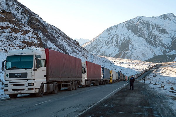 Tắc nghẽn ở biên giới Gruzia với Nga. Hàng chục xe tải, trong số đó có các xe tải hàng hóa từ Thổ Nhĩ Kỳ, bị dồn ứ trước cửa khẩu biên giới. Các nước trong dự án Xuyên Caspian hi vọng tuyến đường sắt mới sẽ giúp thông thương hàng hóa -Kommersant