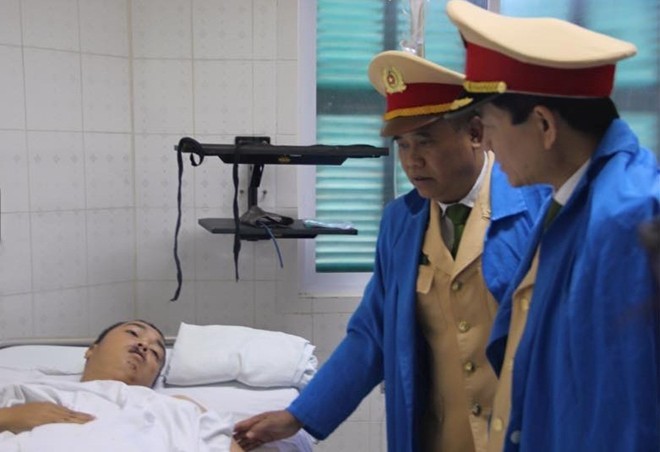 Thiếu tướng Trần Sơn Hà và lãnh đạo Phòng CSGT Hà Nội thăm hỏi thượng úy Đạt. Ảnh: N.H.
