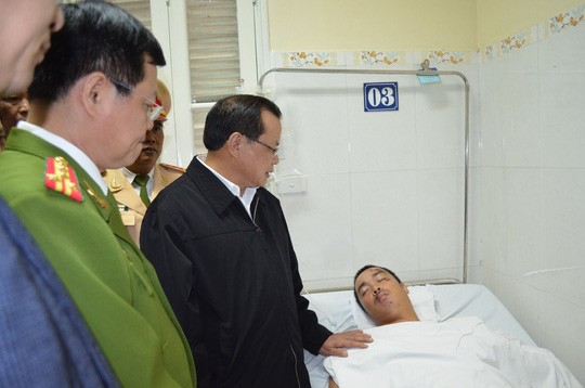 Ông Phạm Quang Nghị, Ủy viên Bộ Chính trị, Chỉ đạo Thành ủy TP Hà Nội, thăm thượng úy CSGT Nguyễn Quốc Đạt tại bệnh viện Ảnh: Nguyễn Hưởng