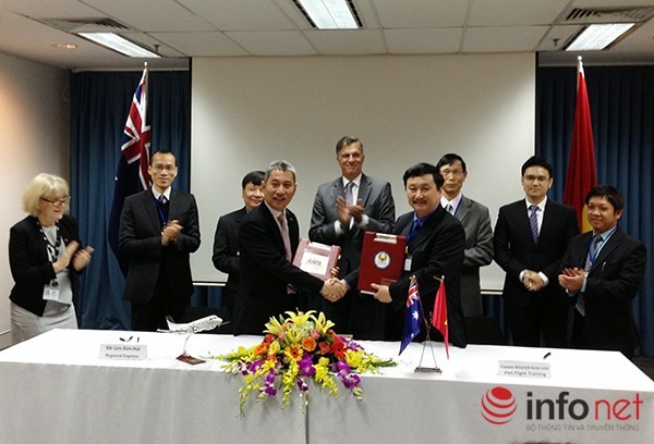 Ngài Đại sứ Australia Hugh Borrowman cùng các quan chức cao cấp của Cục Hàng không dân dụng Việt Nam chứng kiến lễ ký kết hợp đồng thương mại giữa Học Viện Phi Công - Hàng Không Australia (AAPA) và Trung tâm Đào tạo Bay Việt vào ngày 16/12 (Ảnh do Đại sứ 