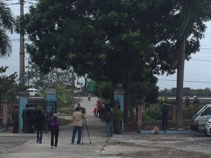 Đông đảo lực lượng công an dân phòng đứng kiểm soát tại cổng UBND xã Cẩm Điền