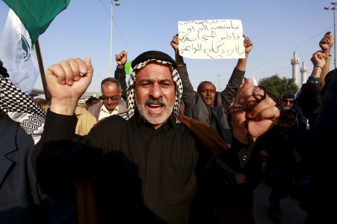 Người Iraq biểu tình phản đối Thổ Nhĩ Kỳ triển khai lực lượng tới Mosul - Ảnh: Reuters