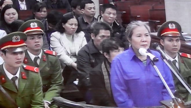 Bị cáo Chử Thị Kim Hiền (nguyên phó giám đốc Agribank Nam Hà Nội) tại tòa chiều 21-12 - Ảnh T.L chụp màn hình