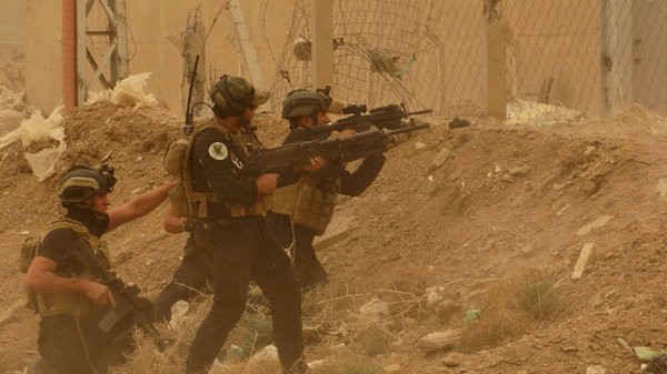 Lực lượng an ninh Iraq đang bảo vệ trụ sở chính quyền ở Ramadi trước các cuộc tấn công của IS hôm 14/5. Ảnh: AP