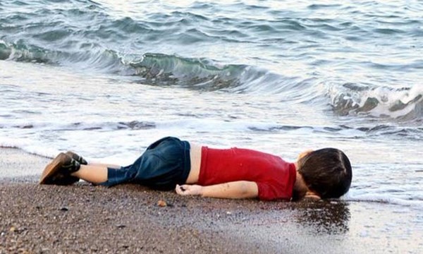 Hình ảnh em bé chết đuối dạt vào bờ biển khiến châu Âu mở cửa đón dòng tị nạn