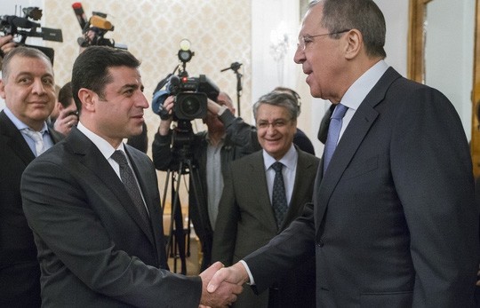 Ngoại trưởng Nga Sergei Lavrov (phải) bắt tay ông Selahattin Demirtas. Ảnh: AP