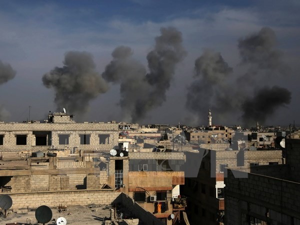Khói bốc lên sau vụ không kích ở Douma ngày 13/12. (Nguồn: AFP/TTXVN)