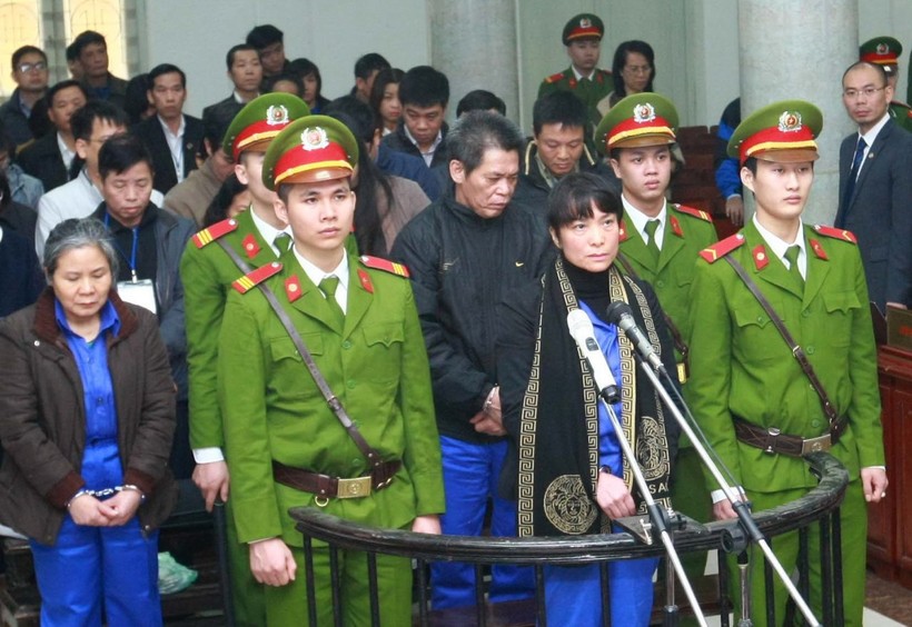 Nguyên tổng giám đốc Phạm Thanh Tân (hàng thứ hai, giữa) cùng đồng phạm tại phiên tòa