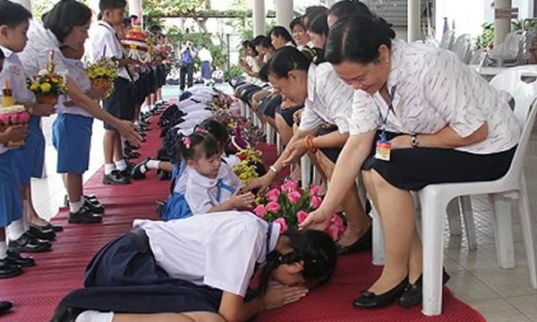 Học sinh Thái tạ ơn Thầy cô giáo trong ngày lễ "Nhà giáo Thái Lan" 16.1