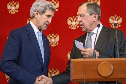 Ngoại trưởng Mỹ John Kerry (bên trái) và Ngoại trưởng Nga Sergei Lavrov.