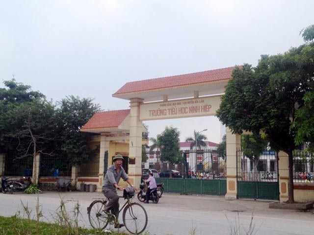 Chiều 23.12, cổng Trường Tiểu học Ninh Hiệp đóng đề phòng học sinh tràn vào quấy rối như buổi sáng. Ảnh: Huỳnh Anh 
