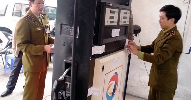 Đội QLTT số 14 kiểm tra cột bơm xăng dầu tại cửa hàng số 436 Trần Khát Chân (Ảnh do Đội QLTT số 14 cung cấp).