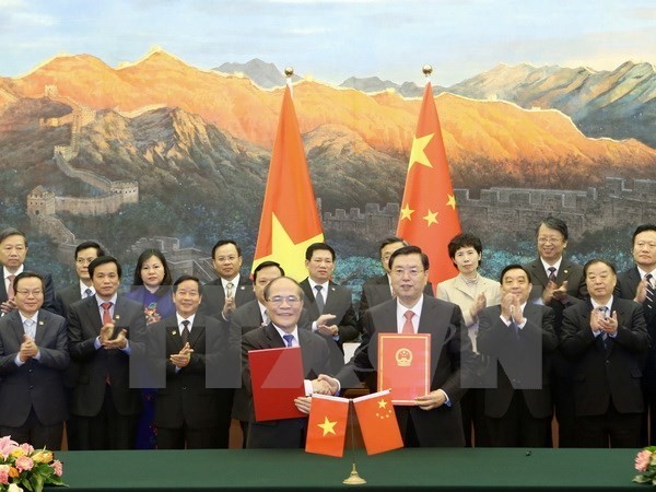 Chủ tịch Quốc hội Nguyễn Sinh Hùng và Chủ tịch Nhân đại  Trương Đức Giang ký Thỏa thuận hợp tác giữa Quốc hội hai nước. (Ảnh: Nhan Sáng/TTXVN)