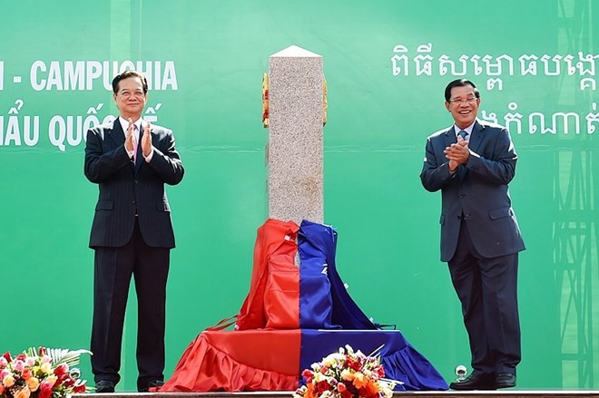 Thủ tướng Chính phủ Nguyễn Tấn Dũng và Thủ tướng Chính phủ Vương quốc Campuchia Hun Sen cùng mở tấm vải phủ cột mốc số 30. (Ảnh: Nhật Bắc)