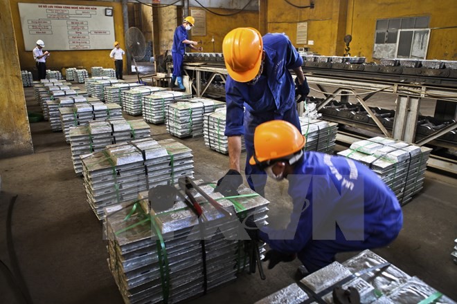 Đóng gói sản phẩm kẽm thỏi tại Nhà máy Kim loại màu Thái Nguyên thuộc Tập đoàn Công nghiệp Than-Khoáng sản Việt Nam. (Ảnh: Trọng Đạt/TTXVN)