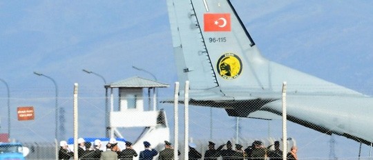 Quan tài chứa thi thể phi công Nga bị sát hại được chuyển giao cho Nga tại sân bay Hatay (Thổ Nhĩ Kỳ) hôm 29-11. Ảnh: REUTERS