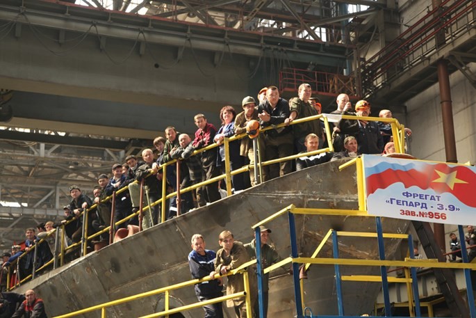 Tàu Gepard 3.9 thứ 3 của Việt Nam đang được Nhà máy Gorky đóng, có số hiệu 956 - Ảnh: Nhà máy