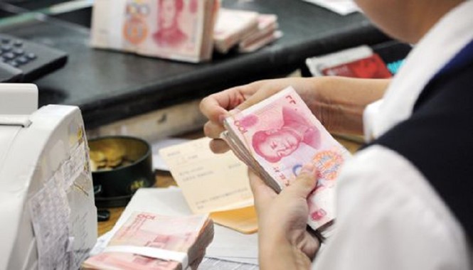 Trung Quốc cắt giảm tỷ giá tham chiếu hằng ngày của đồng nhân dân tệ xuống mức thấp nhất kể từ tháng 4.2011 - Ảnh: AFP