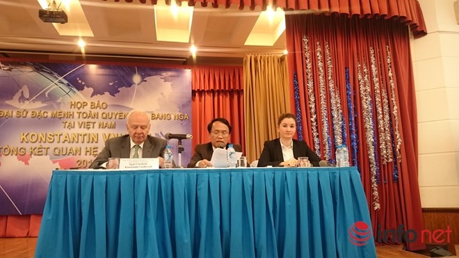 Đại sứ Nga tại Việt Nam Konstantin Vnukov (ngoài cùng bên trái) trả lời phỏng vấn trong buổi họp báo "Tổng kết quan hệ Nga - Việt Nam 2015" được tổ chức ở Hà Nội, ngày 18/12/2015.
