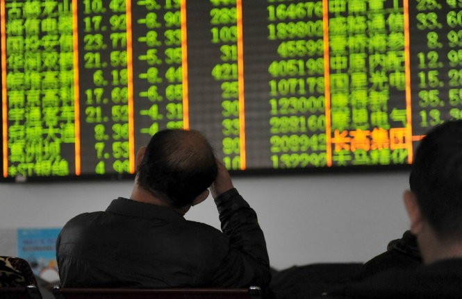 Nhà đầu tư Trung Quốc lo lắng theo dõi diễn biến thị trường chứng khoán trong một phòng giao dịch ở Hàng Châu - Ảnh: Reuters