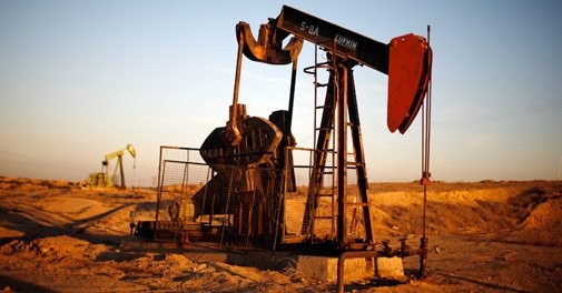 Nguồn cung dư thừa tiếp tục đẩy giá dầu đi xuống. Ảnh: Twitter