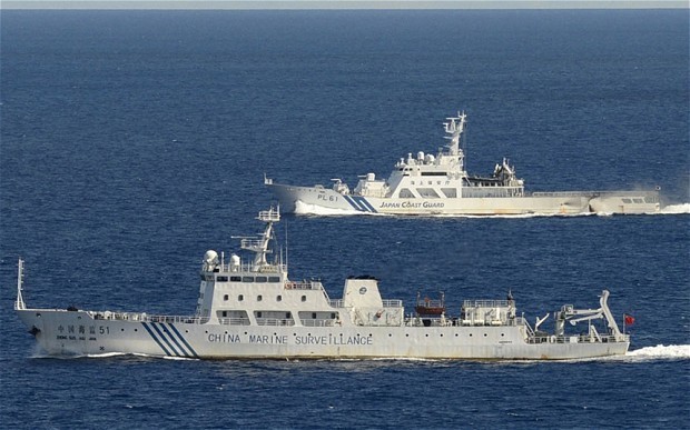 Tàu Nhật ngăn tàu Trung Quốc gần quần đảo tranh chấp. Ảnh: Reuters
