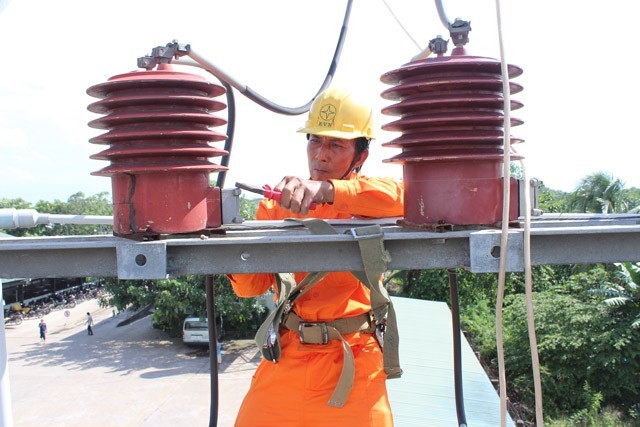 Công nhân điện lực Vĩnh Long đang kiểm tra hệ thống lưới điện.