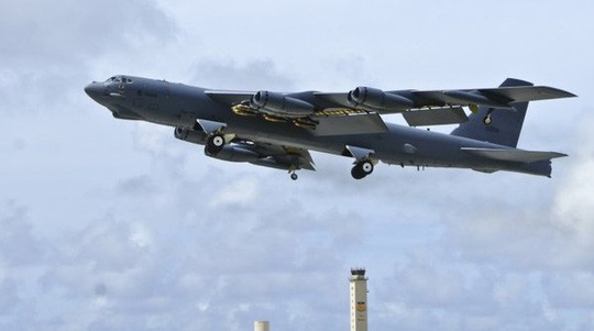 Một máy bay ném bom chiến lược B-52 của Mỹ bay đến Hàn Quốc hôm 10-1 sau khi Triều Tiên tuyên bố thử thành công bom nhiệt hạch.