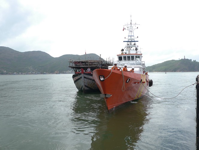 Tàu SAR 412 lai dắt tàu cá của ngư dân Bình Định bị nạn trên biển về đất liền - Ảnh minh họa: Hoàng Trọng