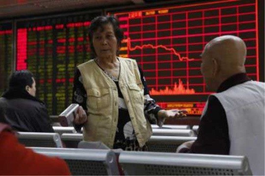 Các nhà đầu tư chứng khoán tại thủ đô Bắc Kinh – Trung Quốc hôm 11-1 Ảnh: EPA