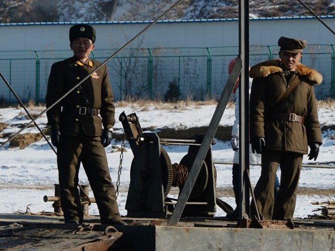 Binh lính Triều Tiên canh gác ở vùng biên giới sát Trung Quốc - Ảnh: AFP