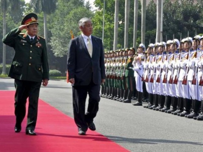 Bộ trưởng Quốc phòng Việt Nam Phùng Quang Thanh tiếp đón Bộ trưởng Quốc phòng Nhật Gen Nakatani tại trụ sở Bộ Quốc phòng Việt Nam ở Hà Nội ngày 6.11.2015 - Ảnh: Reuters