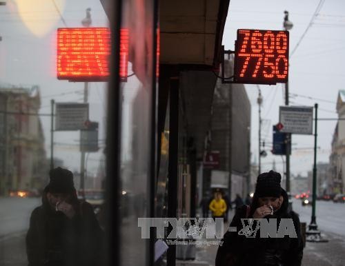 Bảng tỷ giá đồng ruble được niêm yết trên đường phố thủ đô Moskva ngày 12/1. Ảnh: THX/TTXVN
