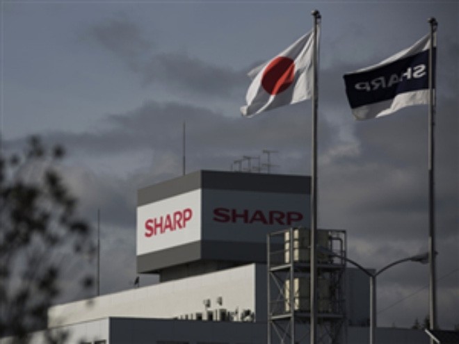 Nếu mua lại Sharp, Foxconn cũng sẽ phải gánh các khoản nợ lớn mà công ty Nhật Bản đang phải chịu. Sharp được cho đang nợ các ngân hàng Nhật số tiền lên tới 510 tỷ yen (4,4 tỷ USD)