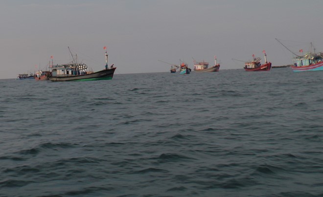 Để tránh bị tàu cá Trung Quốc gây hấn, tàu cá ngư dân Quảng Trị đánh bắt theo đoàn. Ảnh: Trần Tú.
