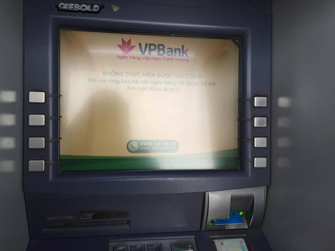 Sáng nay, thẻ ATM Eximbank không rút được tiền tại ATM của Eximbank và hầu hết các ngân hàng khác. Ảnh: Diệp Sa.