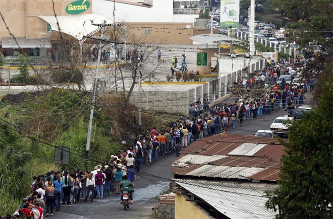 Người dân xếp hàng để mua thực phẩm ở một siêu thị ở San Cristobal, Venezuela. Ảnh: Reuters.