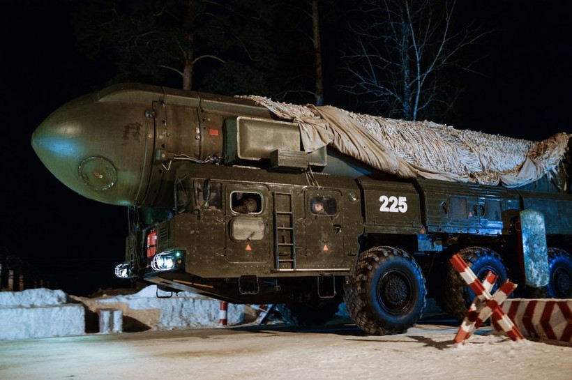 Tổ hợp tên lửa cơ động "Topol" thuộc đơn vị hỗn hợp Novosibirsk trong thời gian thi hành nhiệm vụ trực chiến tại khu vực Novosibirsk