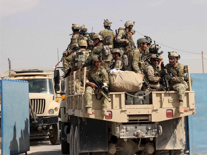 Đặc nhiệm Afghanistan được điều động đến giao chiến với quân Taliban ở thành phố Kunduz ngày 26.1 - Ảnh: Reuters