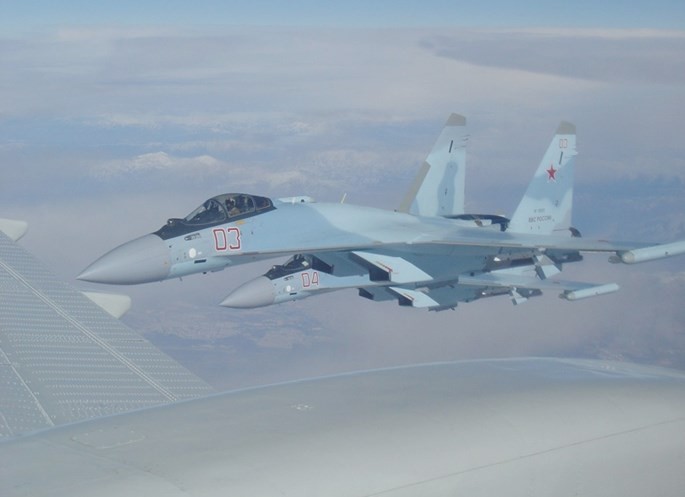 Su-35S đang bay đến Syria - Ảnh: scalemodels.ru