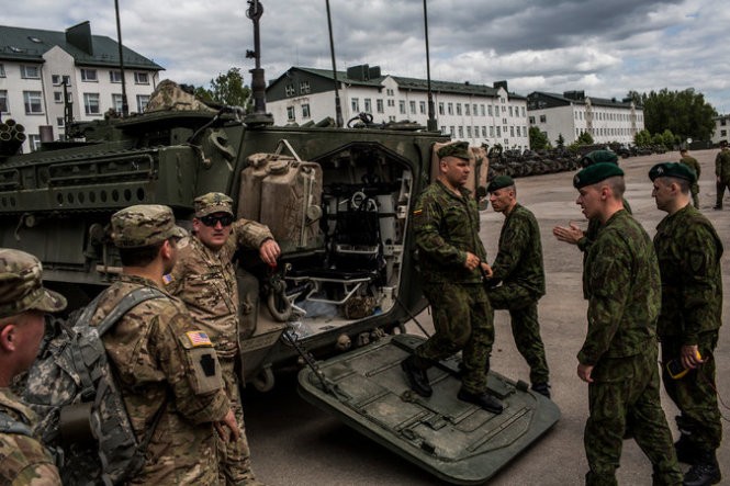 Binh sĩ Lithuanian kiểm tra xe bọc thép Stryker của quân đội Mỹ trong một cuộc tập trận năm ngoái - Ảnh: NYT