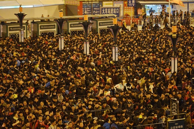 Đến ngày 2/2, hàng chục nghìn người Trung Quốc đang mắc kẹt ở ga tàu lửa tại thành phố Quảng Châu. Tình trạng này do điều kiện thời tiết khiến một số chuyến tàu phải chậm giờ xuất phát, ảnh hưởng đến lịch trình chung. Ảnh: Reuters