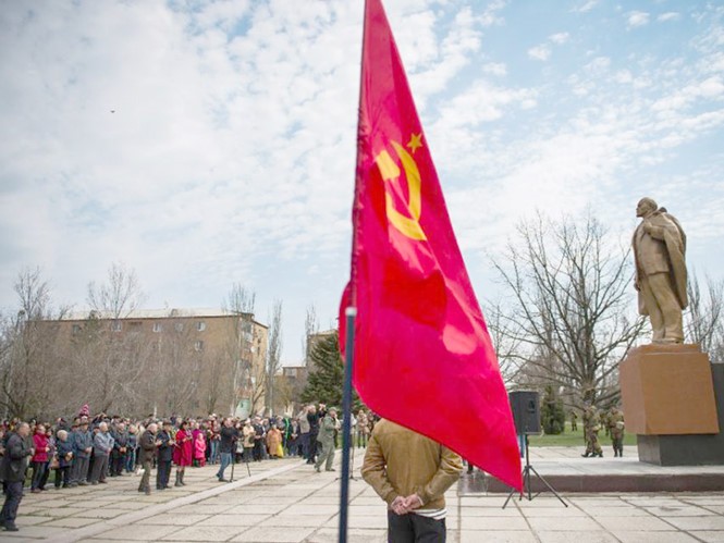 Tượng Lenin và cờ Liên Xô được người dân duy trì ở Donetsk, miền đông Ukraine - Ảnh: AFP