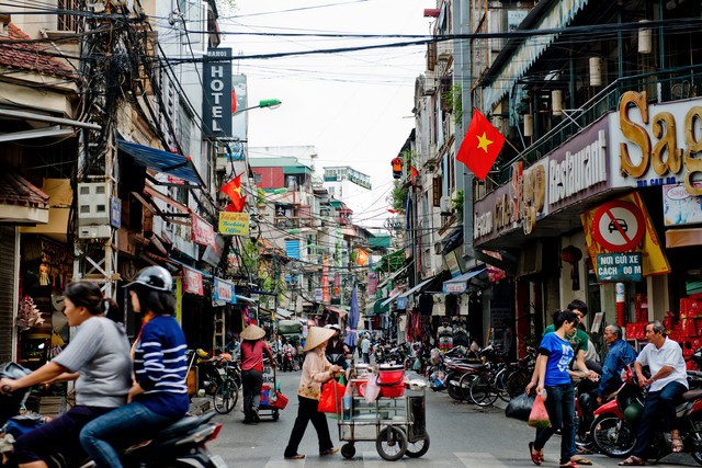 Việt Nam đang có cơ hội thu hút các nguồn lực từ nước ngoài thông qua FDI (ảnh Bloomberg)