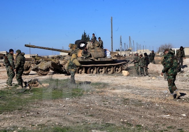 Quân đội chính phủ Syria tại một chốt kiểm soát ở thành phố Ain al-Hanash, miền đông Syria. (Ảnh: AFP/TTXVN)