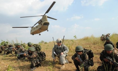 Binh sĩ Mỹ và Philippines trong một cuộc tập trận chung ở tỉnh Nueva Ecija tháng 4/2015. Ảnh: AFP.