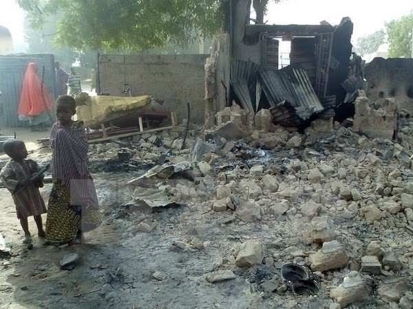 Nhà cửa bị thiêu rụi sau vụ tấn công của Boko Haram ở làng Dalori, Nigeria ngày 31/1. (Nguồn: AFP/TTXVN)