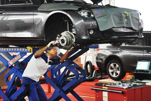 Thí sinh VN làm bài thi ở lĩnh vực lắp ráp sửa chữa ôtô tại kỳ thi tay nghề ASEAN lần thứ 10. Ở kỳ thi này, Việt Nam đạt giải nhất toàn đoàn. ảnh: TTXVN