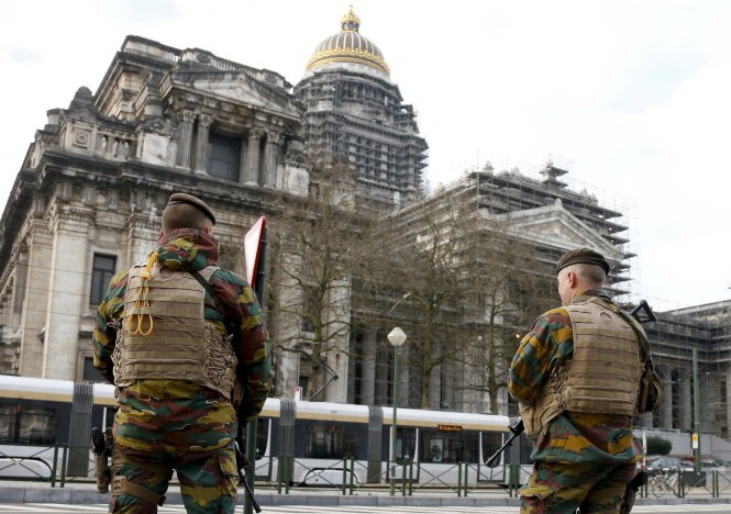 Binh sĩ Bỉ bảo vệ an ninh ở thủ đô Brussels - Ảnh: Reuters