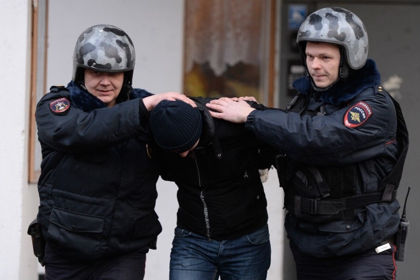Một người Việt bị cảnh sát Nga bắt giữ. (Ảnh: Alexey Filippov/RIA Novosti)